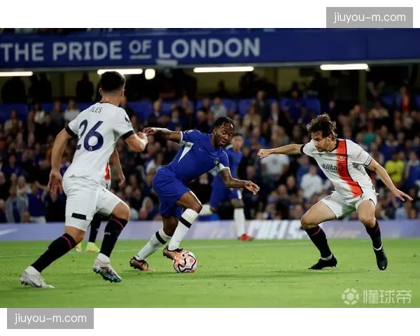 场边一幕：对方门将开球门球拖延时间，主场球迷齐声高喊控球率百分比施压